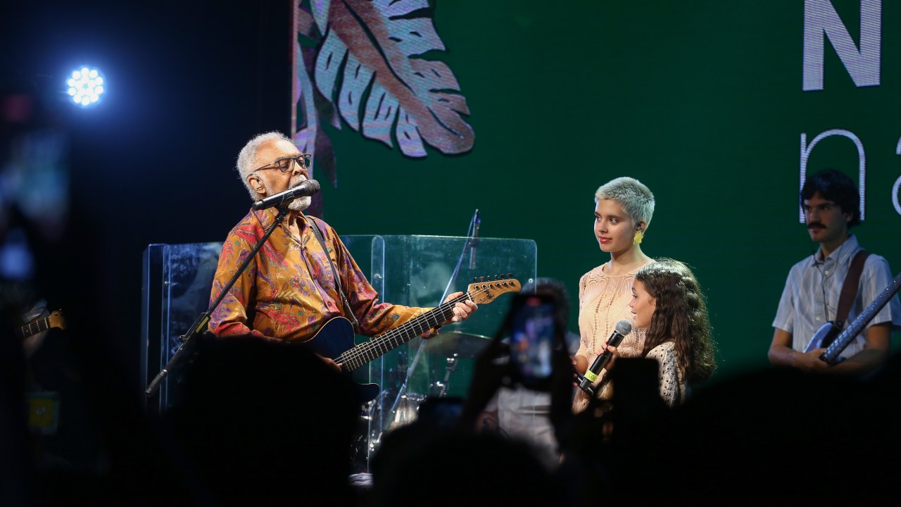 Gilberto Gil participa do lançamento da campanha de Natal da Natura ao lado da neta Flor e da bisneta Sol de Maria