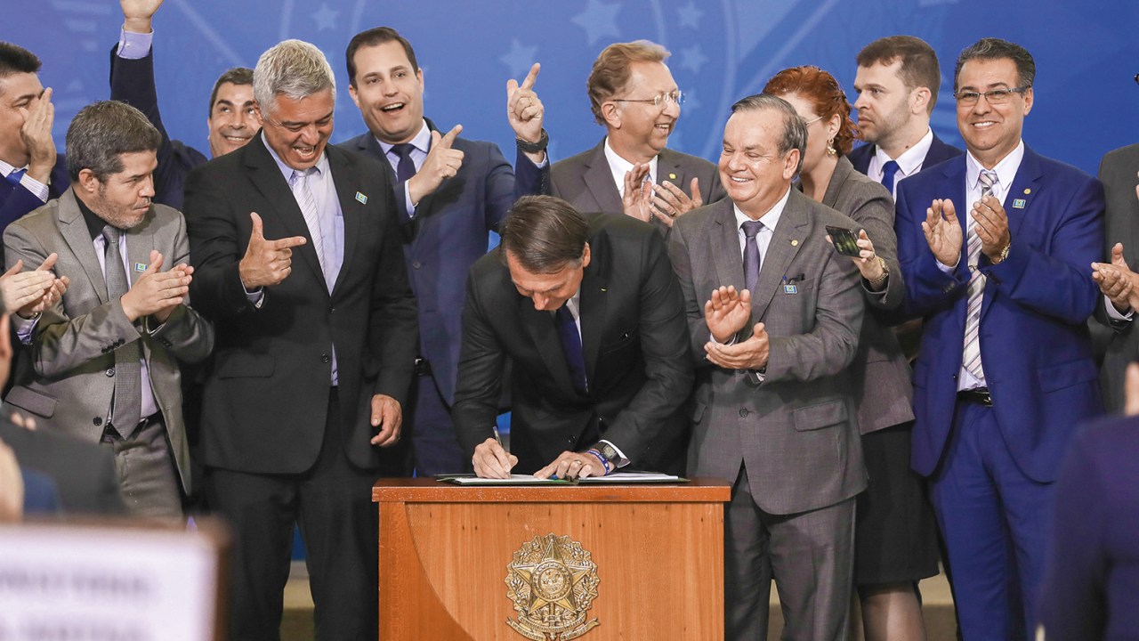 DISSEMINAÇÃO - Bolsonaro assina decreto facilitando o acesso às armas: o número quase triplicou em quatro anos -