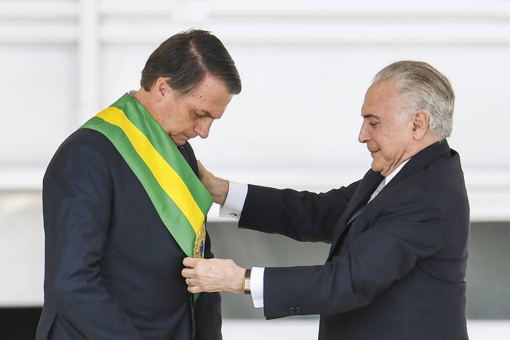 JAIR-BOLSONARO-POSSE-FAIXA-MICHEL-TEMER-2019-3.jpg MAU PERDEDOR - Bolsonaro: ele recebeu a faixa presidencial de Michel Temer, mas já sinalizou que não vai entregá-la a Lula -
