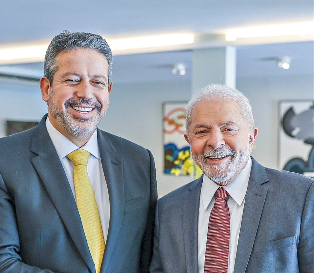 TAPINHAS E SORRISOS - Lira e Lula: primeiro encontro foi cordial e teve concordância sobre a necessidade de uma PEC -