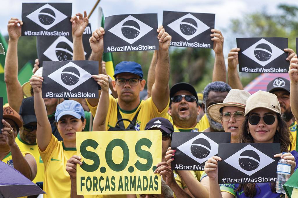 PRESSÃO GOLPISTA - Ato em Brasília: manifestantes pedem ação de militares contra a eleição -