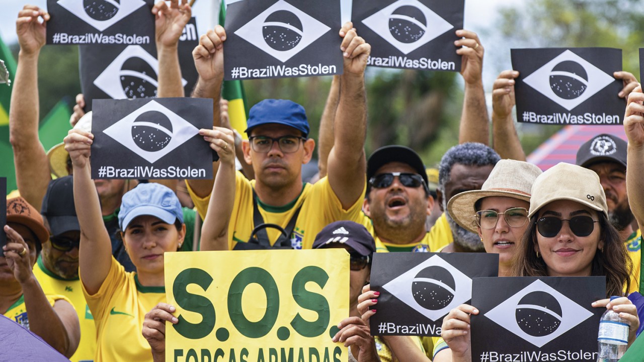 PRESSÃO GOLPISTA - Ato em Brasília: manifestantes pedem ação de militares contra a eleição -