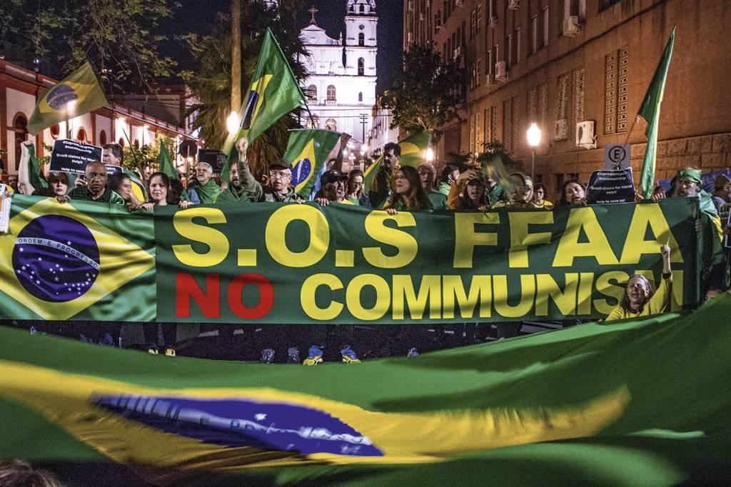 BOBOS DA CORTE - Manifestação: tresloucados pedem intervenção, enquanto militares negociam a transição de governo -