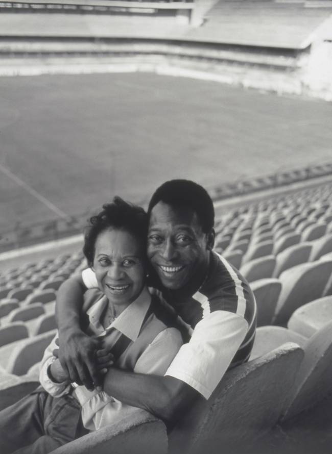 Pelé com sua mãe Celeste, no Estádio da Vila Belmiro -