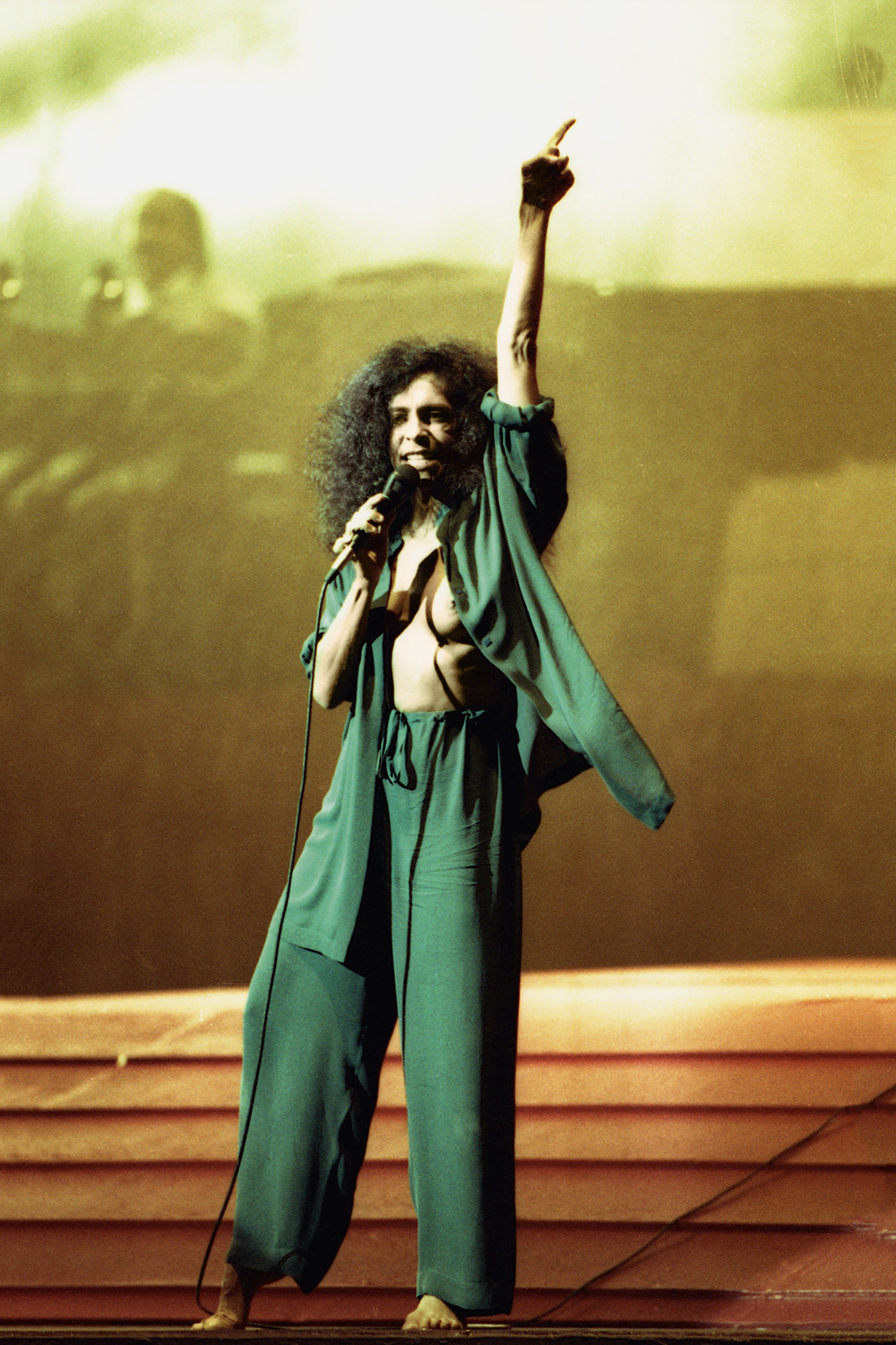 SOLTINHA - A cantora em show no ano de 1994: seios de fora para cantar Brasil, composição de grande sucesso de Cazuza -
