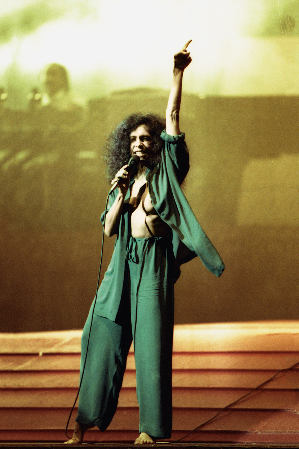 SPC301614.JPG SOLTINHA - A cantora em show no ano de 1994: seios de fora para cantar Brasil, composição de grande sucesso de Cazuza -