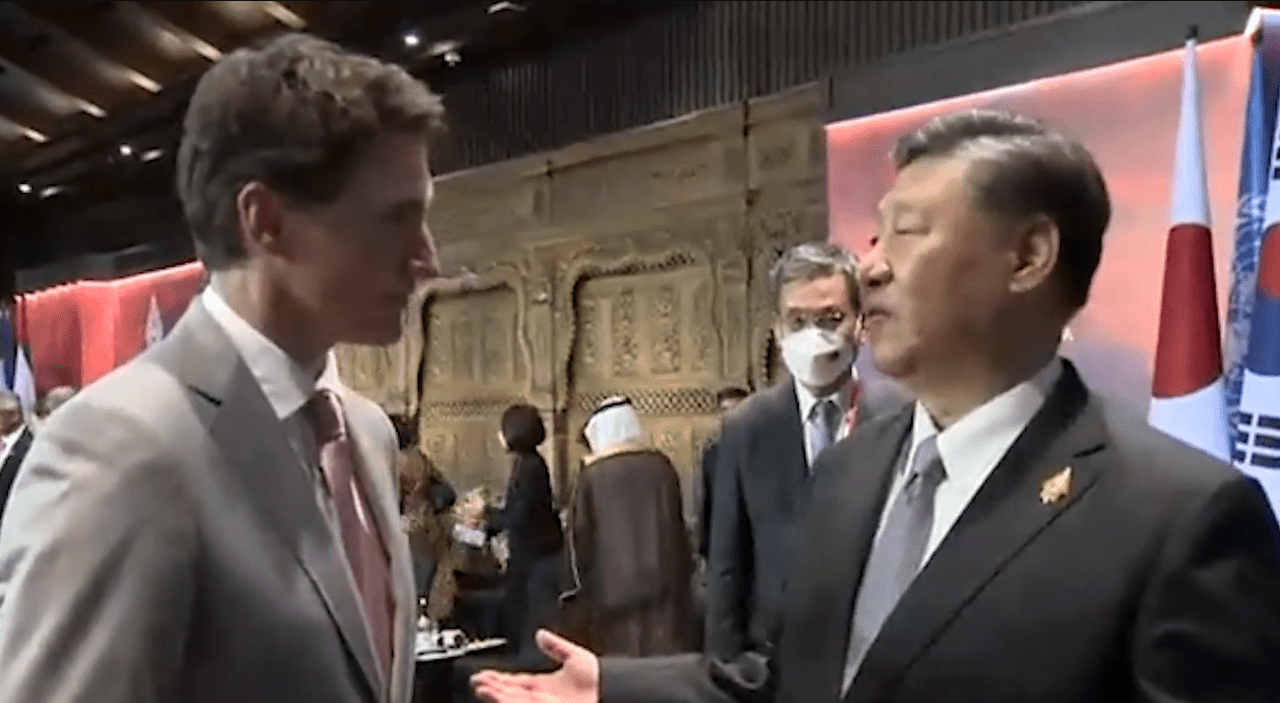 Xi Jinping e Justin Trudeau conversam durante encontro do G20, na Indonésia