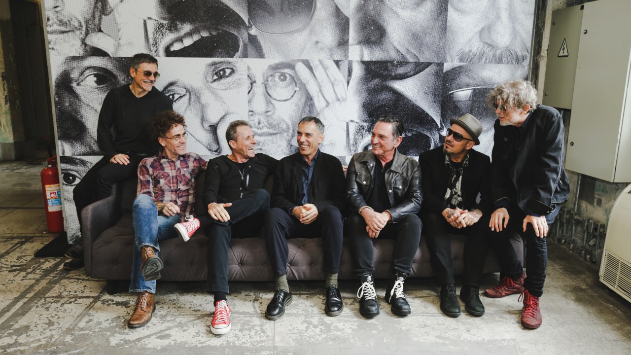 Charles Gavin, Nando Reis, Tony Bellotto, Arnaldo Antunes, Paulo Miklos, Sérgio Britto e Branco Mello reunidos pela primeira vez em 30 anos para a turnê comemorativa de 40 anos dos Titãs -