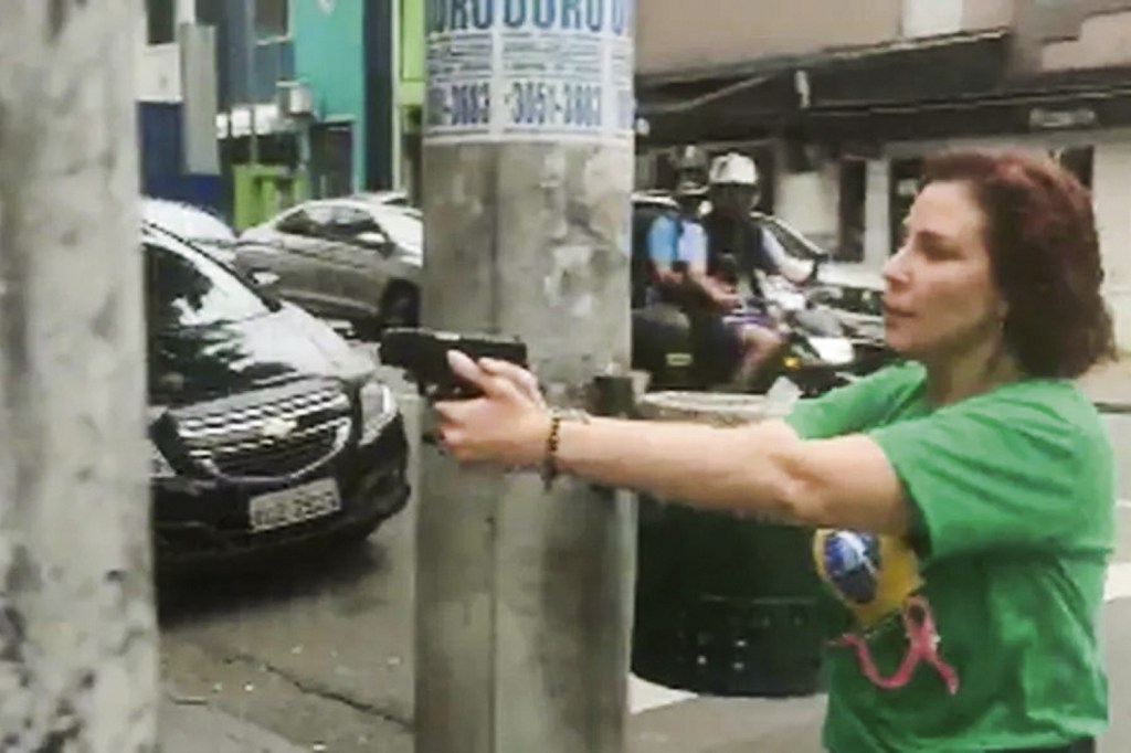 VIOLÊNCIA - Zambelli: a deputada sacou a arma após discutir com apoiador de Lula -