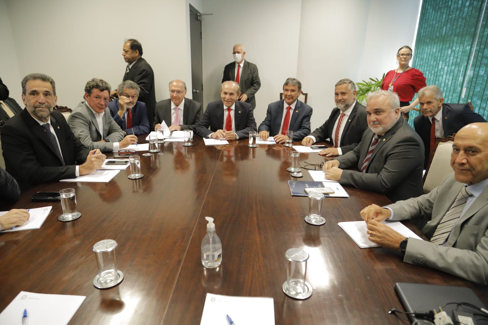 Equipe de transição, parlamentares da base de Lula e o relator do orçamento de 2023 se encontram nesta quinta-feira.