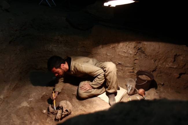 Rodrigo Oliveira escava um fóssil humano no sitio de Lapa do Santo, no município de Matosinhos, em Minas Gerais