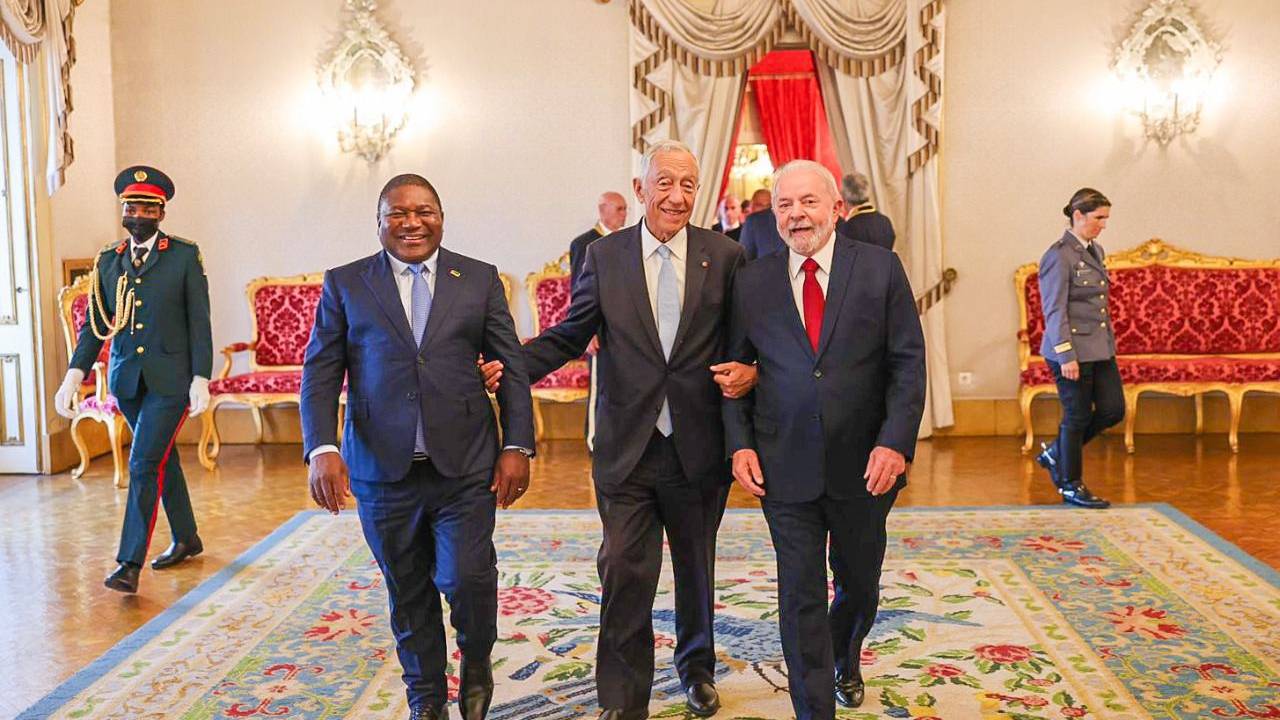 O presidente eleito Luiz Inácio Lula da Silva participa de encontro com autoridades de Portugal; na foto, o presidente Marcelo Rebelo de Sousa e o presidente de Moçambique Filipe Nyusi