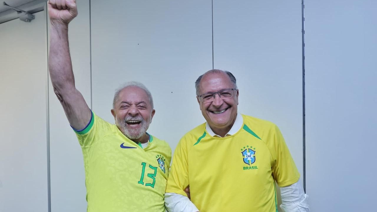 Lula comemora vitória do Brasil sobre a Suíça na Copa do Catar.