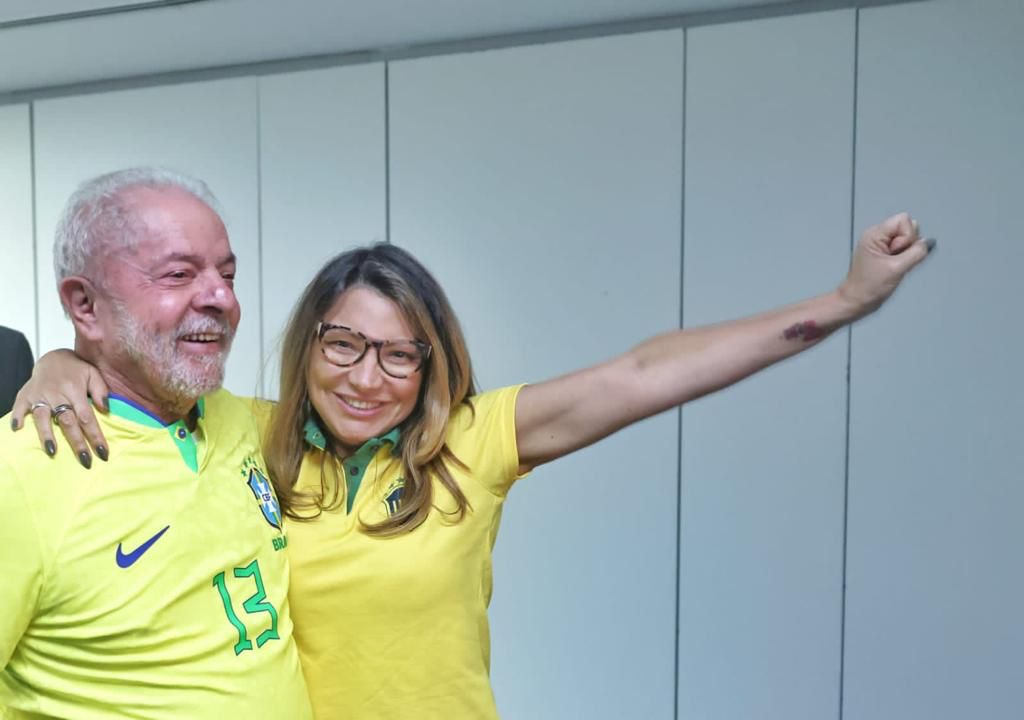Lula e Janja comemoram vitória do Brasil contra a Suíça na Copa do Catar, nesta segunda.