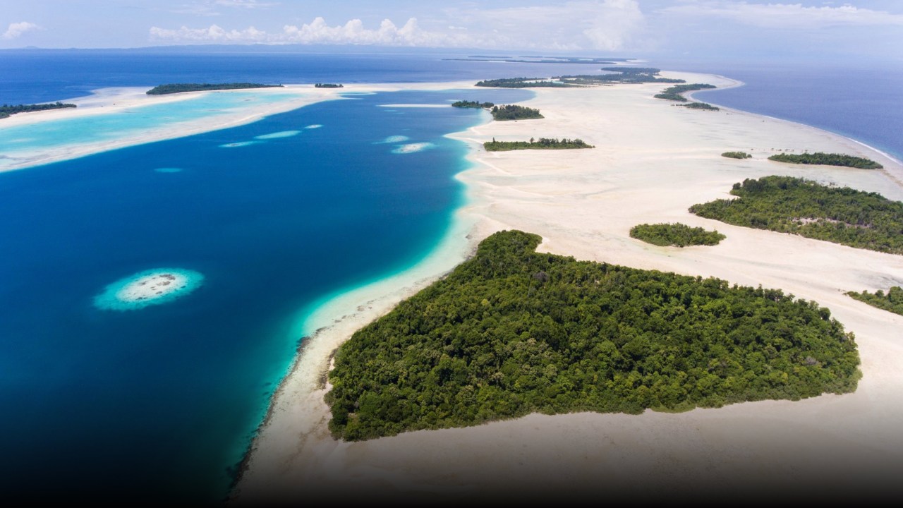 A reserva desabitada de Widi está em uma zona marinha protegida e está sendo promovida como "um dos ecossistemas de atóis de coral mais intactos que restam na Terra".