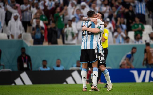 Messi, nos braços de Nahuel Molina -