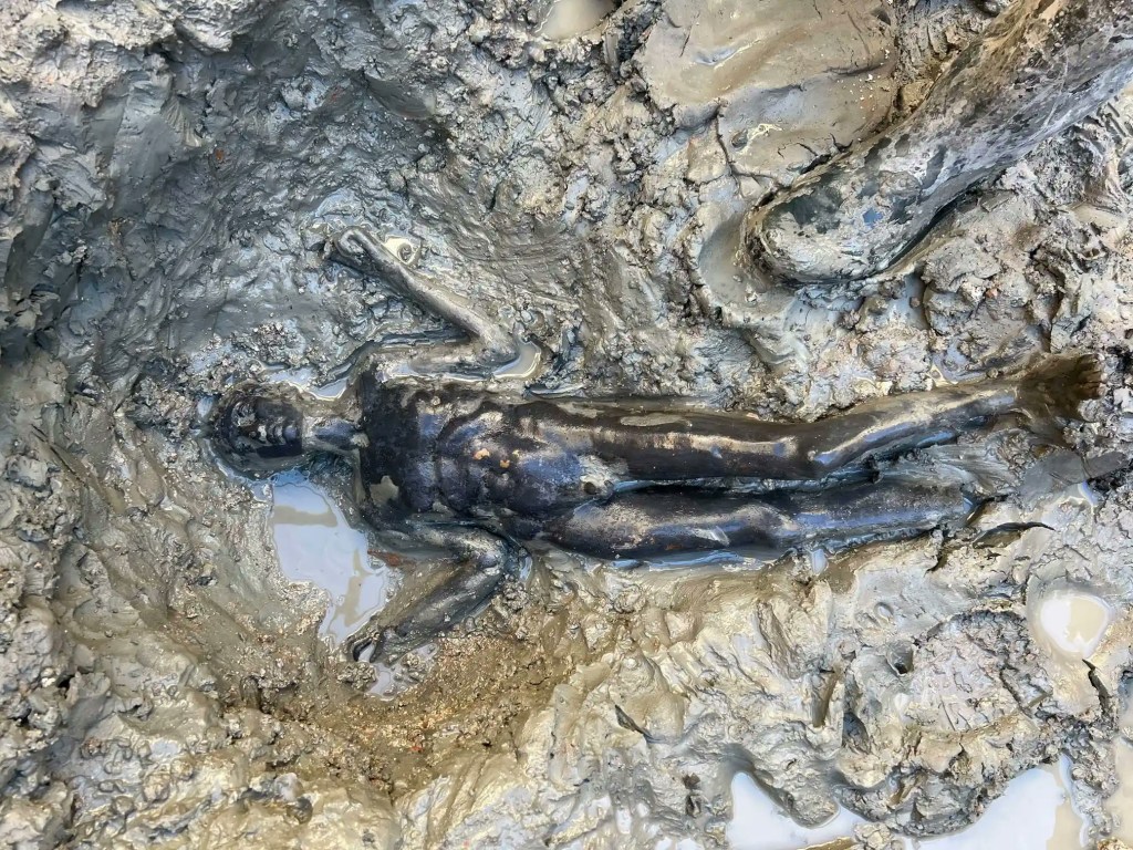 Uma recém-descoberta estátua de bronze de 2.300 anos, em San Casciano dei Bagni, Itália. 08/11/2022