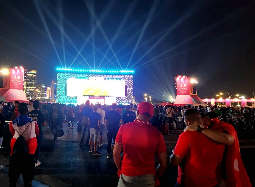 Torcedores no Fifa Fan Festival de Doha