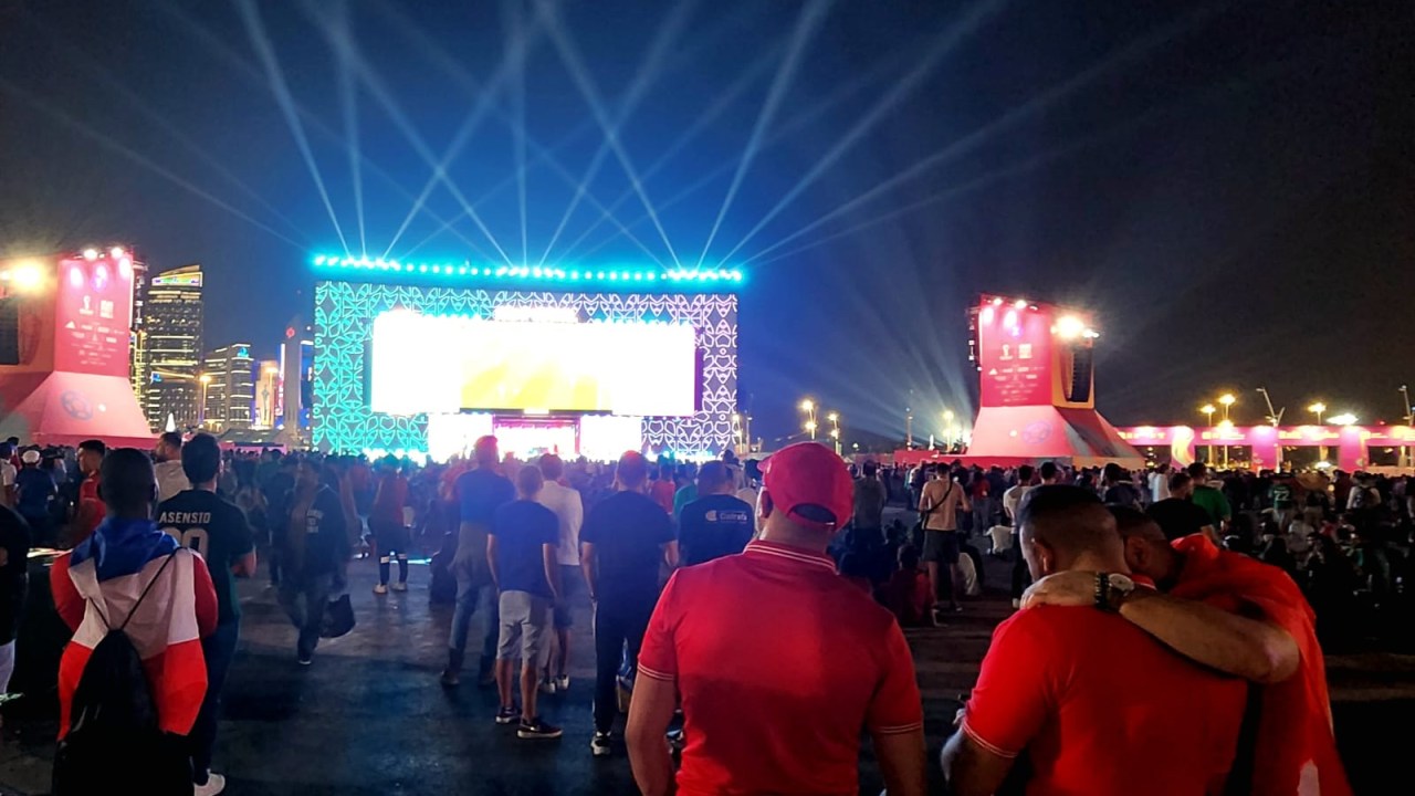 Torcedores no Fifa Fan Festival de Doha