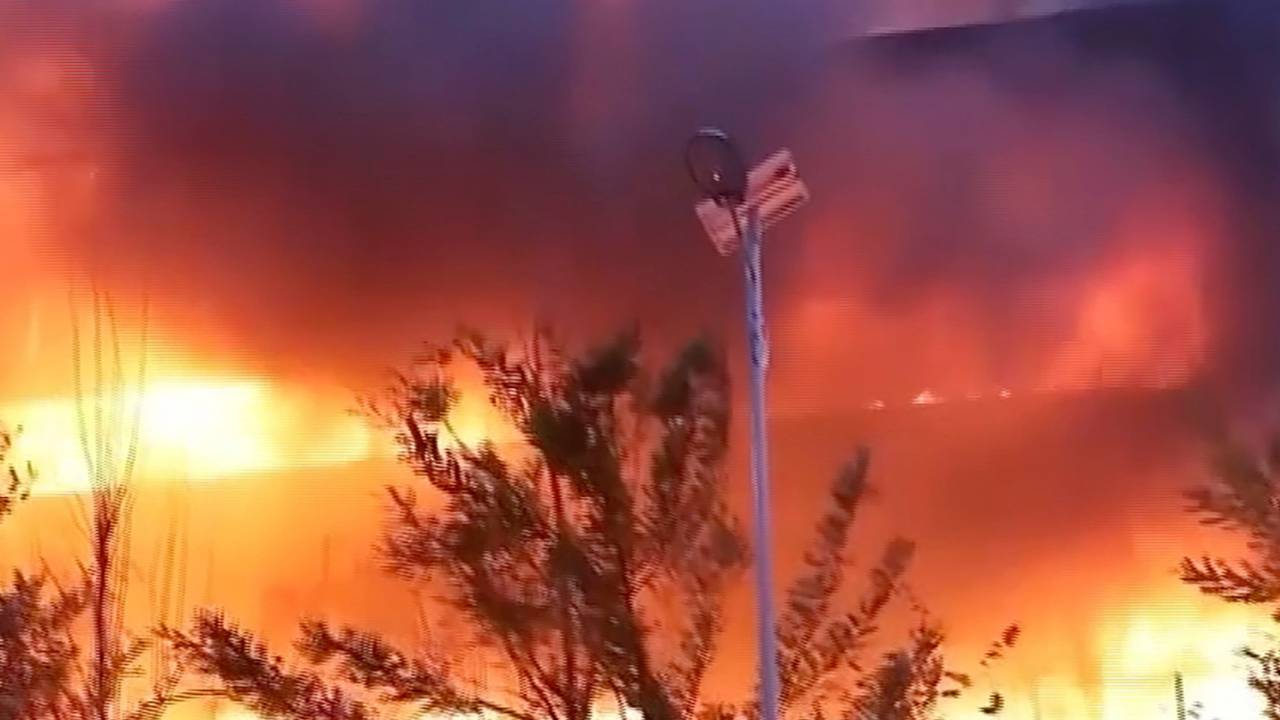 Um incêndio em uma fábrica na China central matou pelo menos 38 pessoas – supostamente muitas delas mulheres que faziam roupas de inverno. 22/11/2022