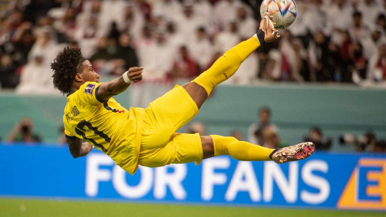 Ángelo Preciado, do Equador, durante a estreia diante do Catar