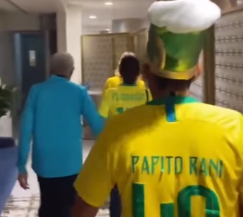 Torcedor incomoda Gilberto Gil e esposa em partida da Copa