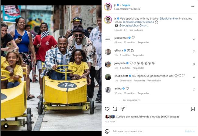 Publicação do artista plástico francês JR (de chapéu e óculos) com foto junto de Lewis Hamilton correndo em um carrinho de rolimã -