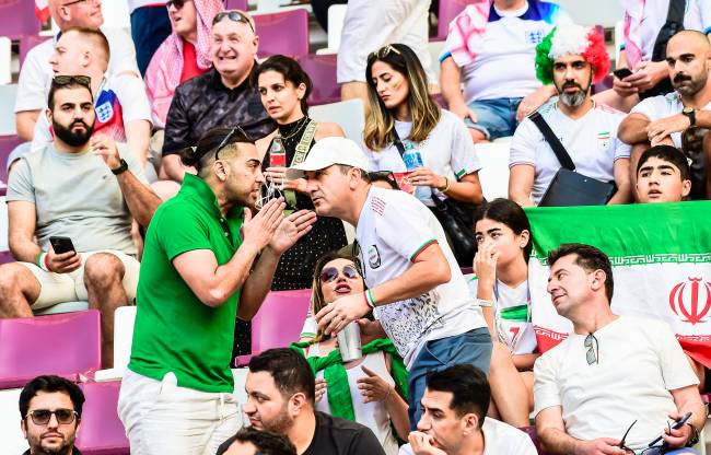 Torcedores do Irã discutem no estádio