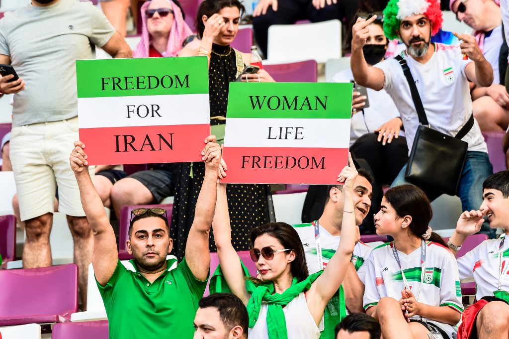 Cartazes pedem liberdade para as mulheres do Irã