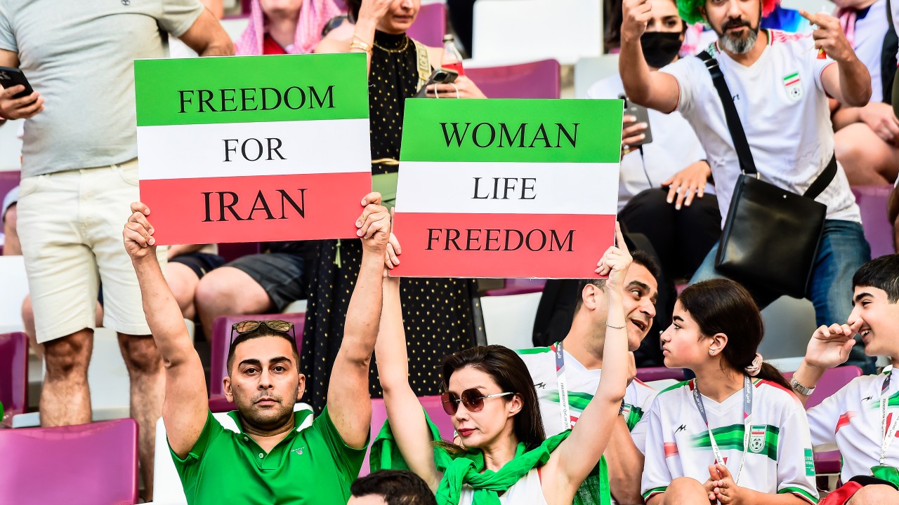 Cartazes pedem liberdade para as mulheres do Irã