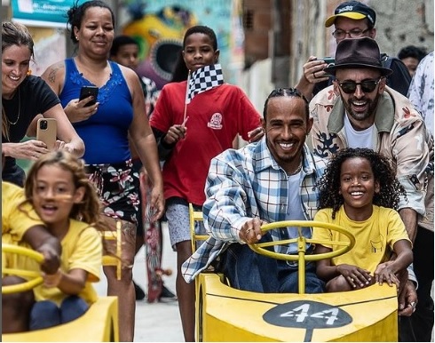 Lewis Hamilton brinca de carrinho de rolimã com crianças do Morro da Providência, no Rio