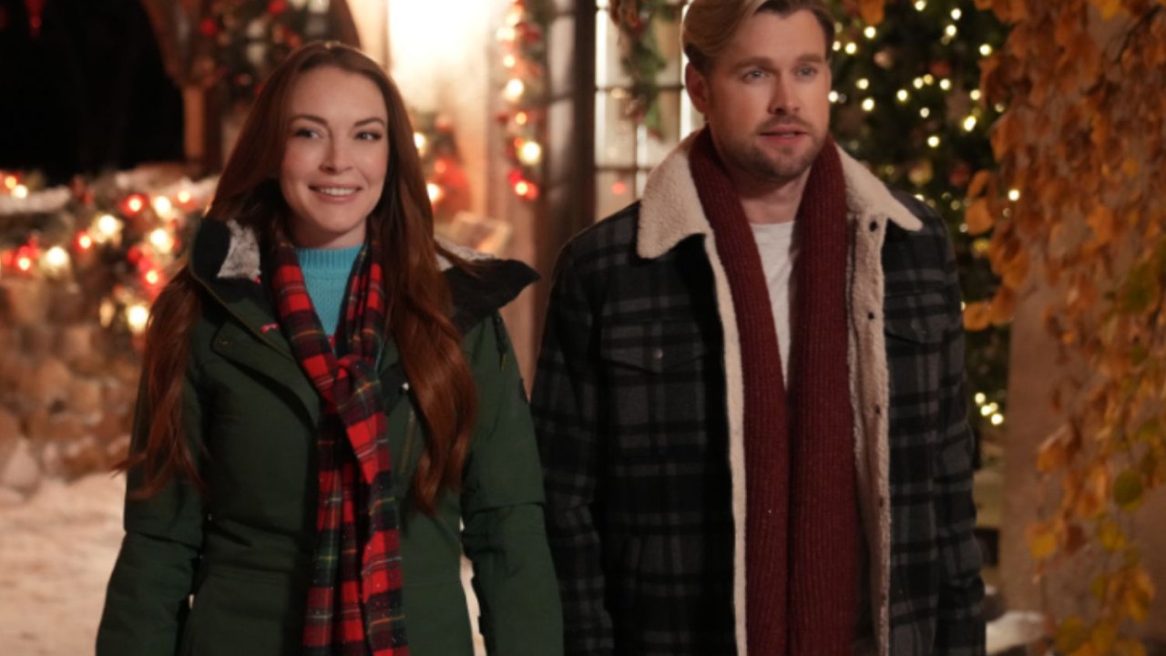 Lindsay Lohan e Chord Overstreet no filme 'Uma Quedinha de Natal', da Netflix