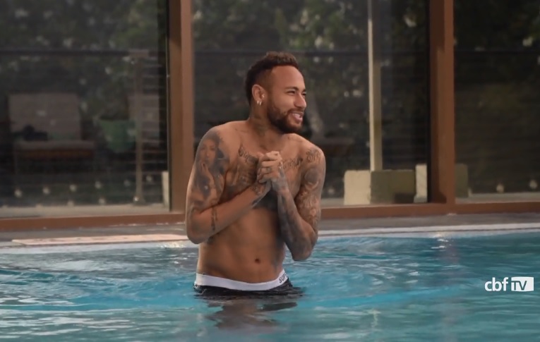 Neymar realiza trabalho na piscina do hotel da seleção