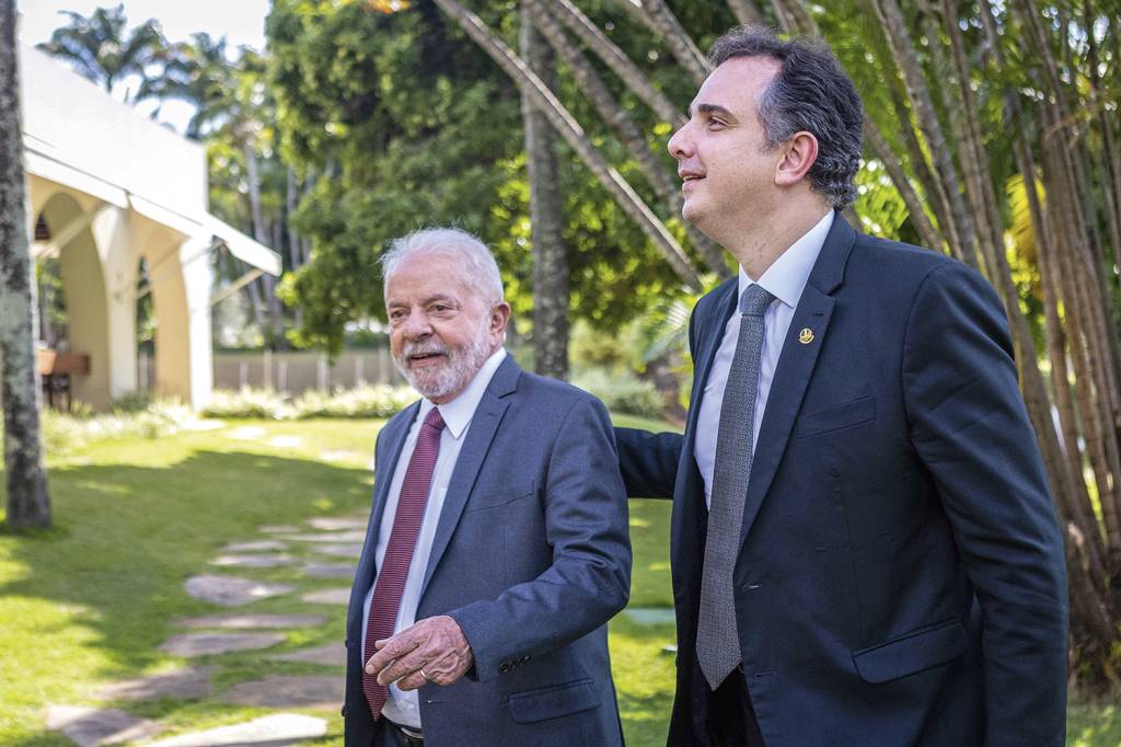 DIÁLOGO - Lula e Pacheco: aproximação com o Congresso para viabilizar o pagamento de 600 reais do Auxílio Brasil -