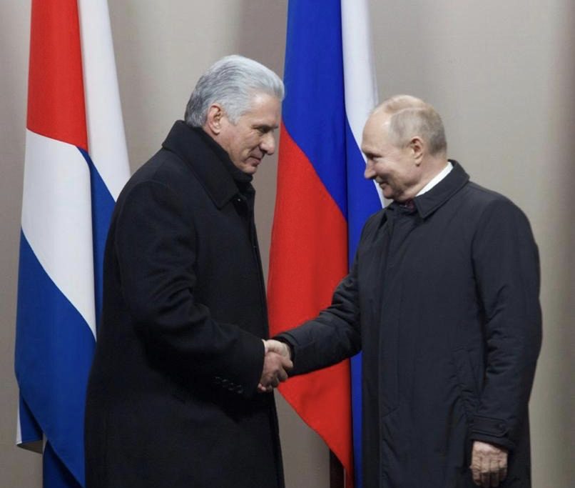O presidente da Rússia, Vladmir Putin recebe, em Moscow, o líder de Cuba, Miguel Díaz-Canel. Os dois inauguraram um monumento ao líder revolucionário cubano Fidel Castro e prometeram aprofundar a amizade entre as nações atingidas pelas sanções ocidentais. 22/11/2022