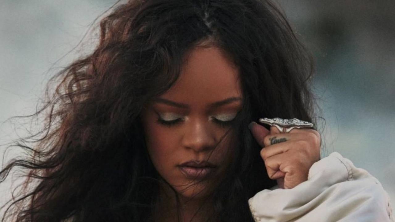 Rihanna no clipe 'Lift me Up', trilha sonora do filme 'Pantera Negra'