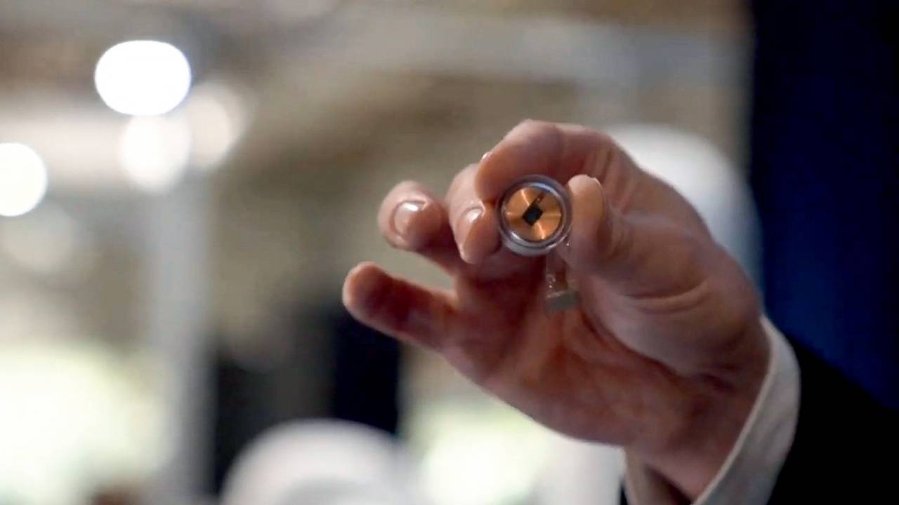 MINIATURA - O implante da Neuralink: busca por um aparelho compacto, sem fios e potente para evitar traumas cerebrais
