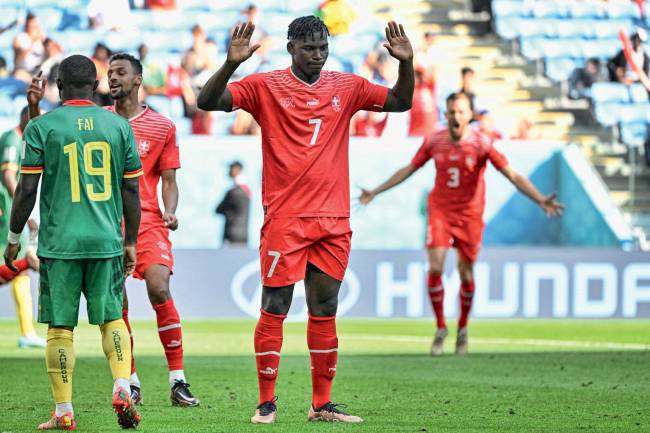 RESPEITO - O suíço Embolo: de braços abertos, sem comemorar o gol marcado contra seu país de origem, Camarões -