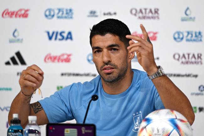 Uruguay's forward #09 Luis Suarez gives a press conference at the Qatar National Convention Center (QNCC) in Doha on December 1, 2022, on the eve of the Qatar 2022 World Cup football match between Ghana and Uruguay. (Photo by Pablo PORCIUNCULA / AFP)