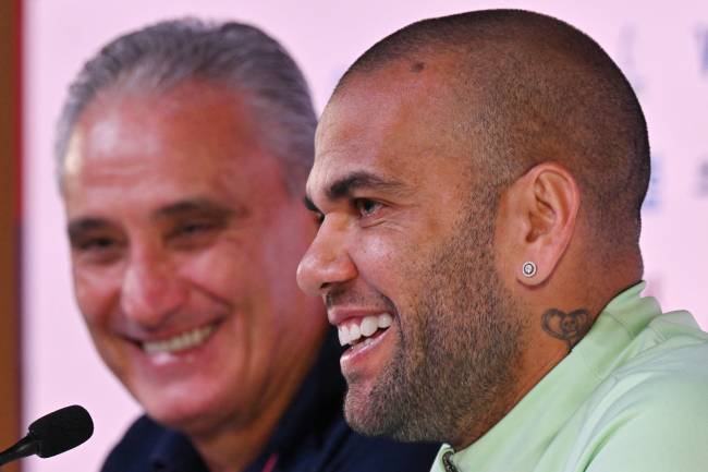 Brazil's coach Tite (L) and Brazil's defender #13 Dani Alves give a press conference at the Qatar National Convention Center (QNCC) in Doha on December 1, 2022, on the eve of the Qatar 2022 World Cup football match between Cameroon and Brazil. (Photo by NELSON ALMEIDA / AFP)