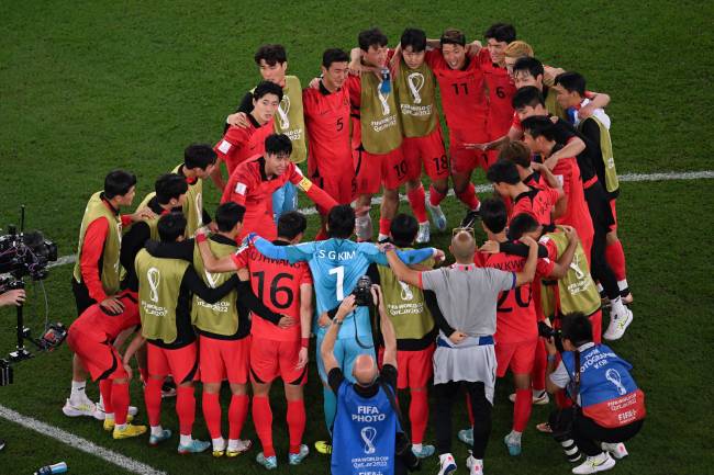 Coreanos reunidos acompanham os minutos finais de Uruguai e Gana -