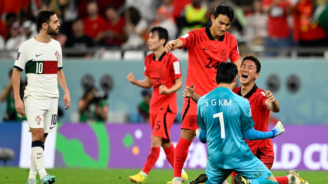 Coreanos celebram gol nos acréscimos -