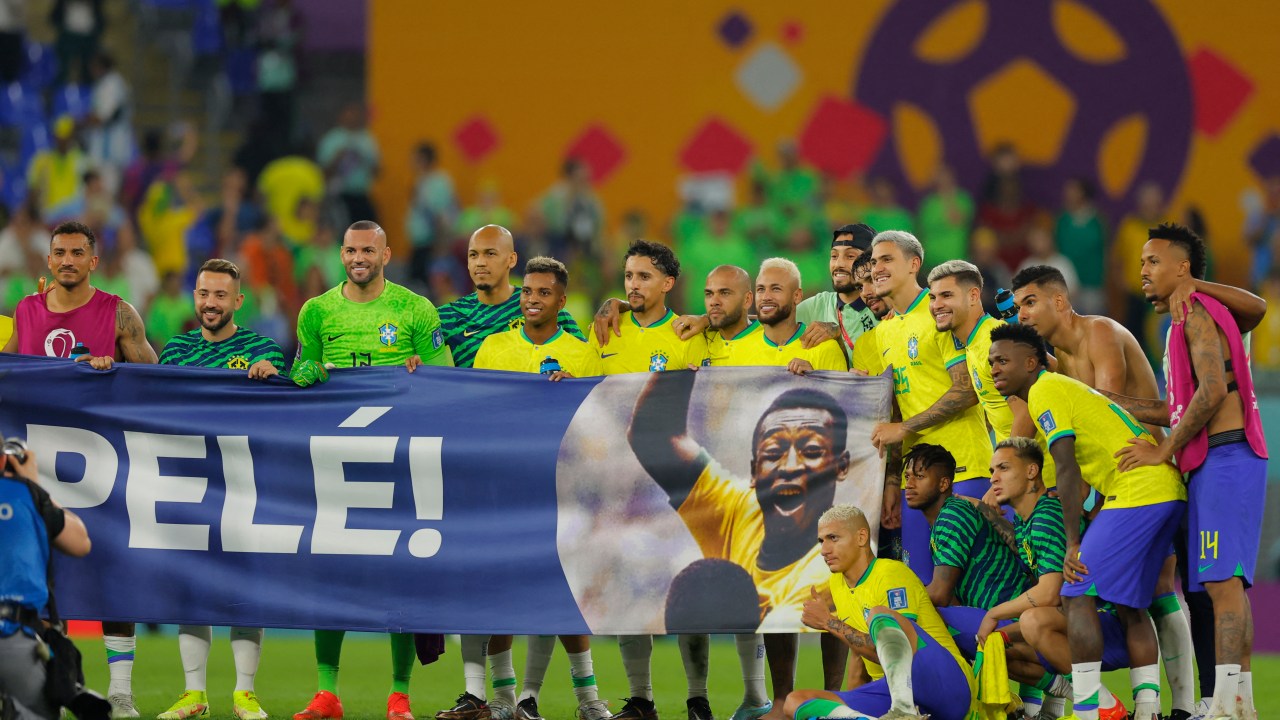 Jogadores homenageiam Pelé, hospitalizado -