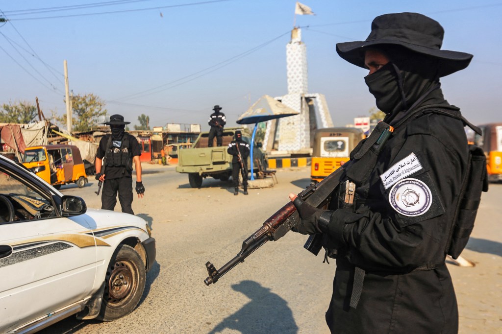Um membro das forças de segurança do Talibã monta guarda em um posto de controle ao longo de uma rua em Jalalabad em 6 de dezembro de 2022