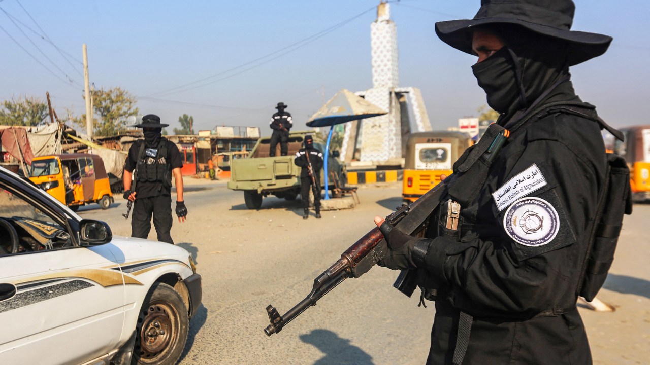 Um membro das forças de segurança do Talibã monta guarda em um posto de controle ao longo de uma rua em Jalalabad em 6 de dezembro de 2022