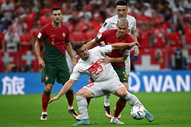 Xherdan Shaqiri disputa a bola com o zagueiro Pepe -