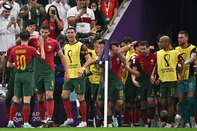 Cristiano Ronaldo comemora com os companheiros o primeiro gol português -