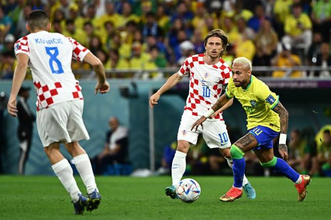 Neymar é vigiado de perto pela marcação croata -