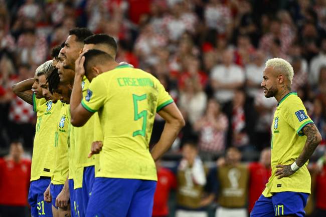 Brasileiros lamentam os pênaltis perdidos por Rodrygo e Marquinhos -