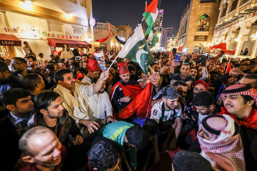 Torcida do Marrocos celebra na região do Souq Waqif: um mês de Carnaval